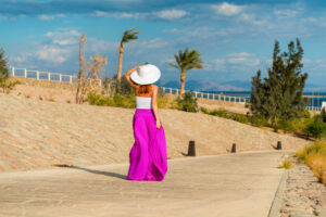 Spacer na promenadzie obok plaży Costa del Sol